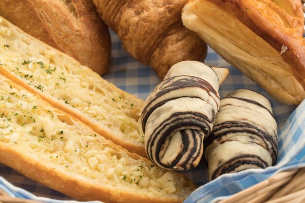 mix di pane su sfondo bianco