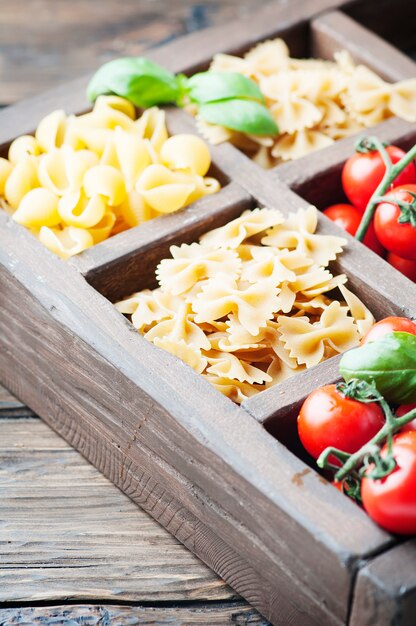 Mix di pasta italiana, pomodoro e basilico