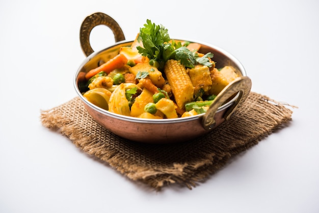 Mix di verdure al curry - La ricetta del piatto principale indiano contiene carote, cavolfiori, piselli e fagioli, mais, peperoni e paneer o ricotta con masala tradizionale e curry