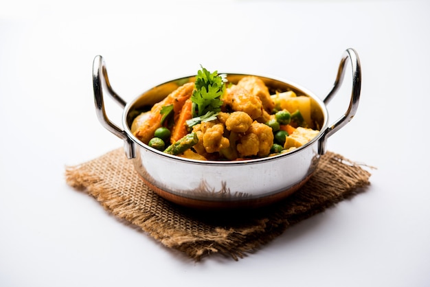 Mix di verdure al curry - La ricetta del piatto principale indiano contiene carote, cavolfiori, piselli e fagioli, mais, peperoni e paneer o ricotta con masala tradizionale e curry