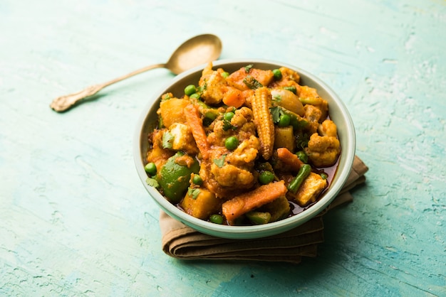 Mix di verdure al curry - La ricetta del piatto principale indiano contiene carote, cavolfiori, piselli e fagioli, mais, peperoni e paneer o ricotta con masala tradizionale e curry