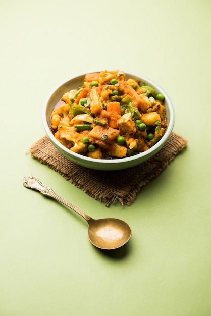 Mix di verdure al curry - La ricetta del piatto principale indiano contiene carote, cavolfiori, piselli e fagioli, mais, peperoni e paneer o ricotta con masala tradizionale e curry