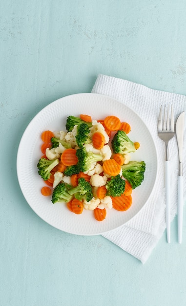 Mix di verdure bollite. Broccoli, carote, cavolfiore. Verdure al vapore per dieta