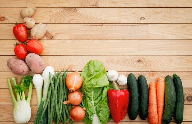 Mix di verdure fresche su un tavolo di legno. Cibo sano e dietetico. Vegano e vegetariano. Colorato e ricco di vitamine