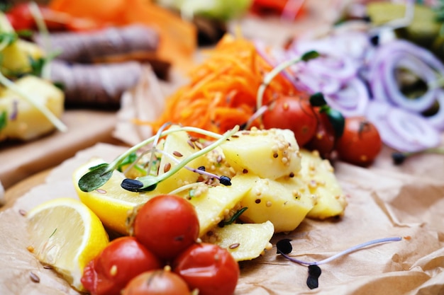 Mix di verdure sottaceto su un tavolo da banchetto