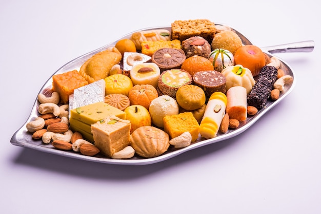 Mix Mithai o dolci al latte delle feste indiane e pakistane