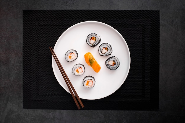 Mix piatto di maki sushi con le bacchette