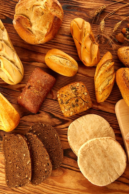 Mix variegato di pane su tavola di legno invecchiato dorato