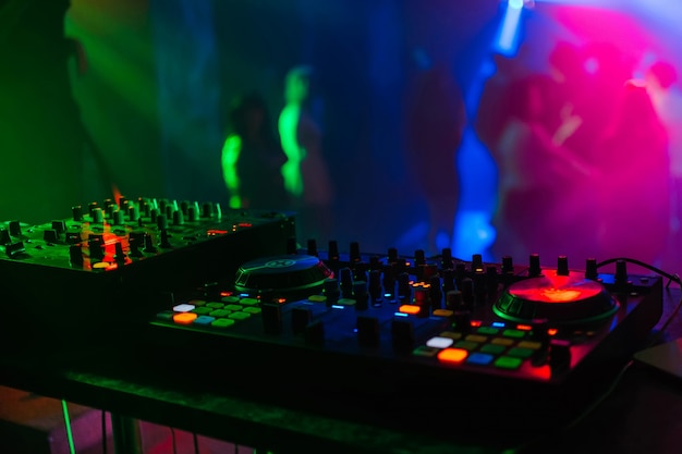 Mixer Board per dischi DJ professionali sotto luci colorate