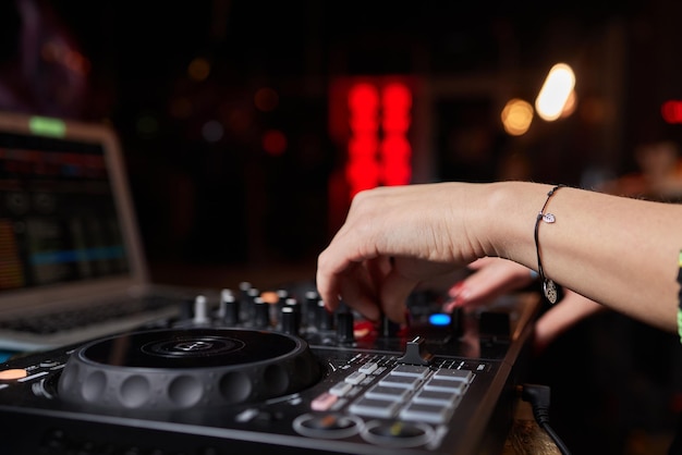 Mixer per console giradischi per DJ che controlla con due mani nella fase del nightclub da concerto