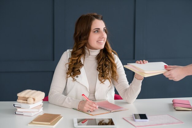 mmm affari. giovane donna di successo che lavora in uno spazio ufficio