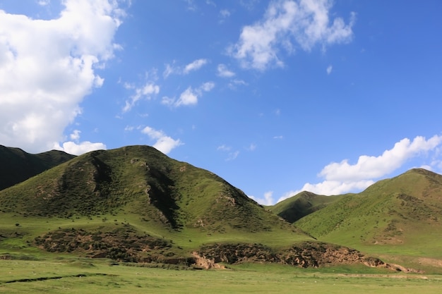 moantain verde e cielo blu