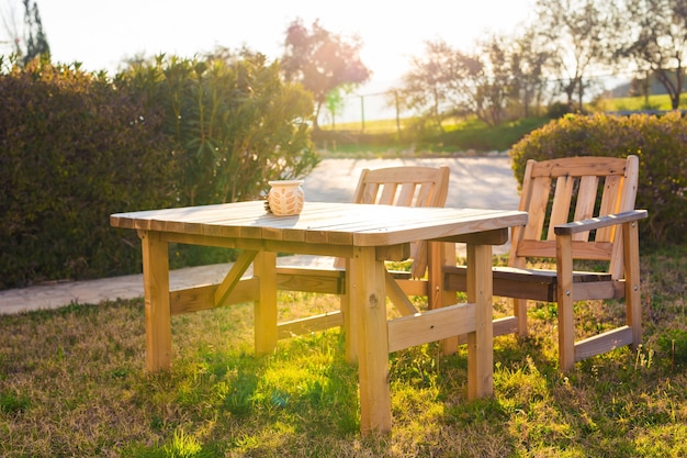 Mobili da esterno bianchi. Le sedie a sdraio nel giardino dell'hotel vi invitano al relax.