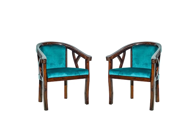 Mobili indiani due sedie curve in legno di colore blu con sfondo bianco