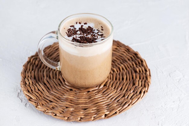 Mochaccino vegano con cioccolato e latte di cocco in tazza di vetro.