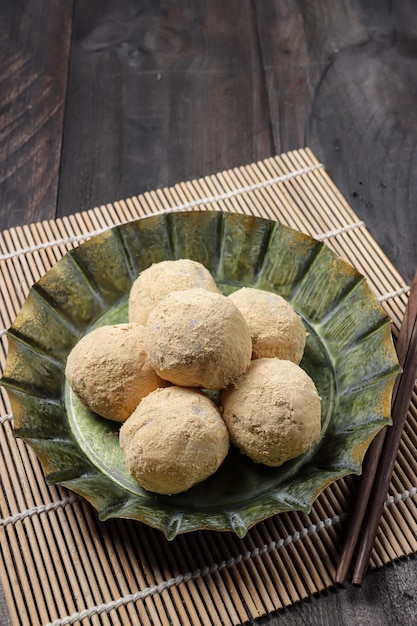 Mochi kacang o Injeolmi tradizionale torta di riso coreana a base di farina di semi di soia di riso glutinoso