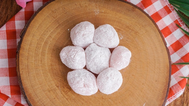 Mochi Sukabumi è un cibo tradizionale indonesiano a base di farina di riso glutinoso con dentro arachidi