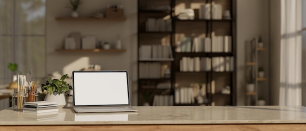 Mock up computer portatile sul tavolo di studio con copia spazio soggiorno sfondo