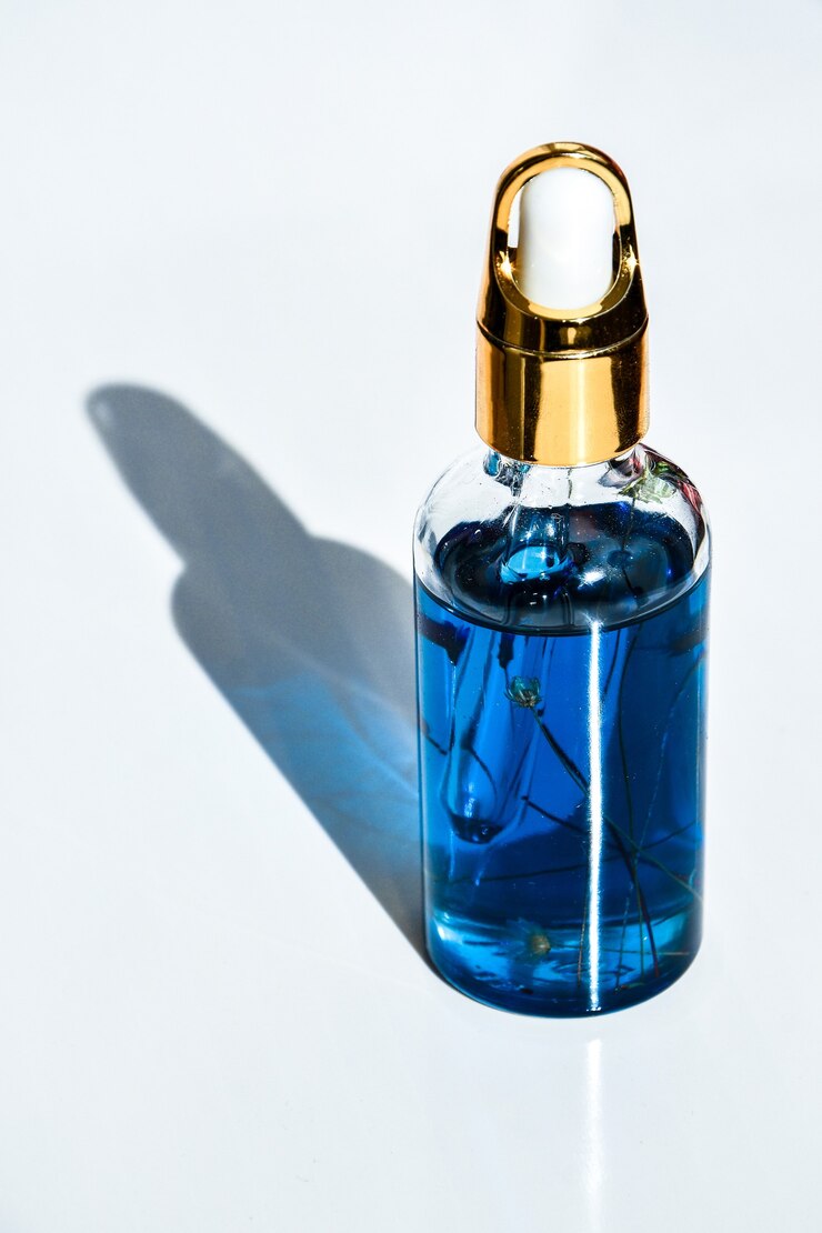 Mock-up di bottiglia di vetro contagocce. primo piano contagocce con olio di cannabis CBD utilizzato per scopi medici. olio di CBD di marijuana su sfondo bianco, ombre profonde, fiori secchi all'interno
