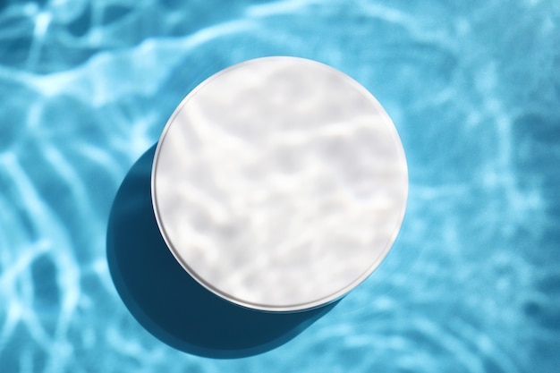Mock up di crema idratante in barattolo e superficie dell'acqua bellezza skincare spa e concetto cosmetico