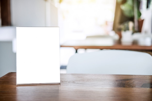 Mock up frame del menu vuoto sul tavolo nel coffee shop stand per il vostro testo