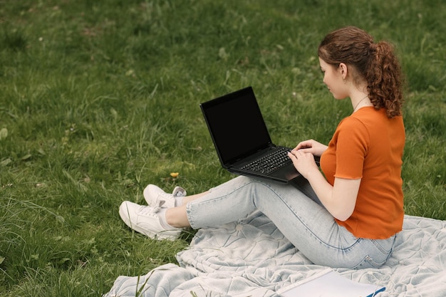 Mock up immagine della donna che utilizza il computer portatile