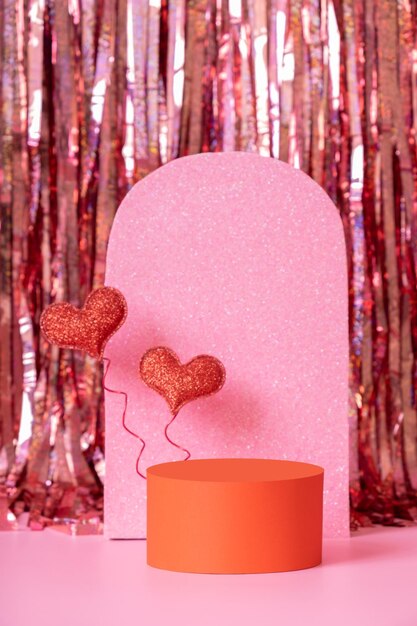 Mock up podio palco o piedistallo e cuori simbolo amore Decorazioni per il giorno di San Valentino per i tuoi prodotti