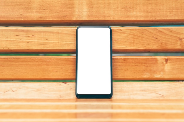 Mock up smartphone close-up su uno sfondo di parete in legno.