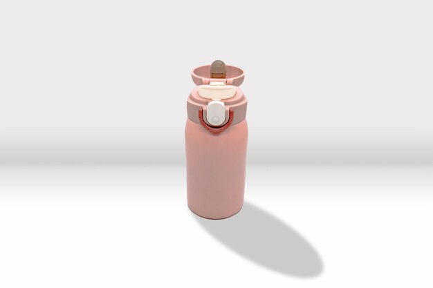 Mockup 3D di un thermos a bottiglia d'acqua rosa