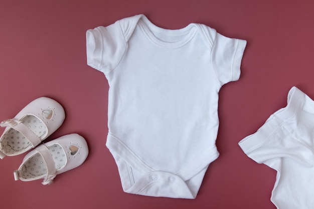 Mockup bianco di vestiti per bambini per testo, immagine, logo. Body per bebè in bianco