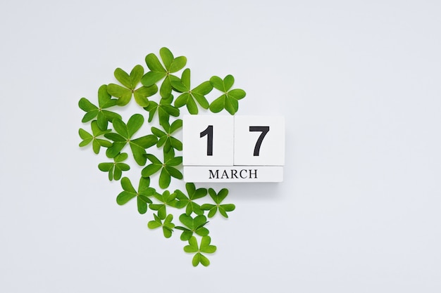 Mockup con salvare il calendario di blocco data nel cuore verde