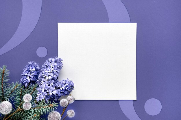 Mockup con tela bianca quadrata Sfondo di carta astratta monocromatica molto peri viola
