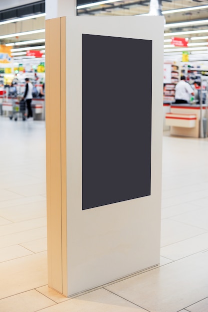 Mockup del pannello dello schermo bianco digitale. Tabellone per le affissioni di media moderno in bianco nel centro commerciale. Posto per testo, pubblicità o informazioni pubbliche.