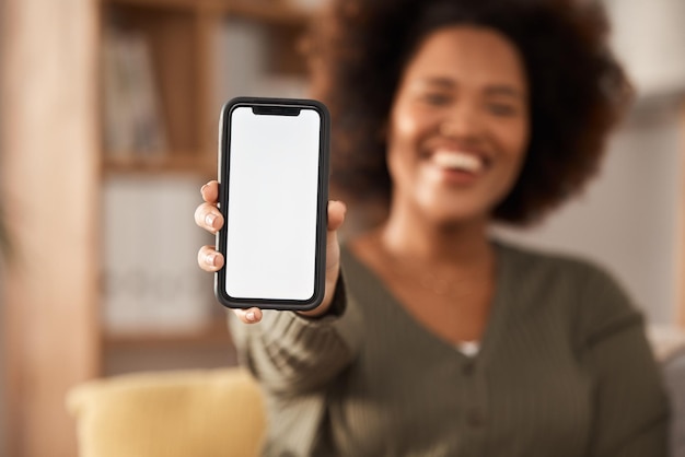 Mockup dello schermo del telefono e pubblicità di app e donna con smartphone in mano comunicazione e annunci sul sito web Logo design tech marketing e informazioni di contatto ambasciatrice femminile con UX e social media