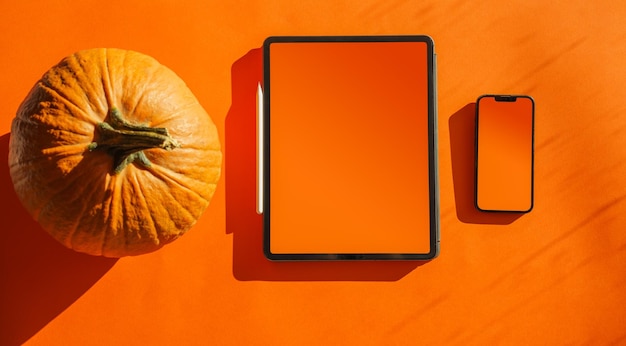 Mockup dello schermo dello smartphone con zucca arancione Schermata vuota della tavoletta grafica