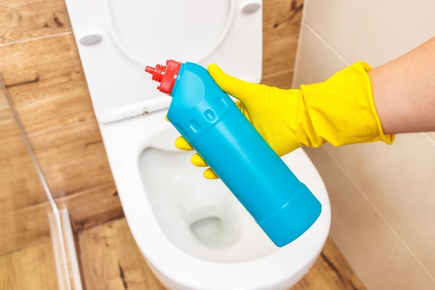 Mockup detergente per WC bottiglia blu di prodotto liquido con posto per etichetta