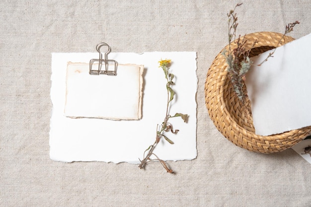 Mockup di biglietti d'auguri vintage per matrimoni Vista dall'alto Fogli di carta bianchi