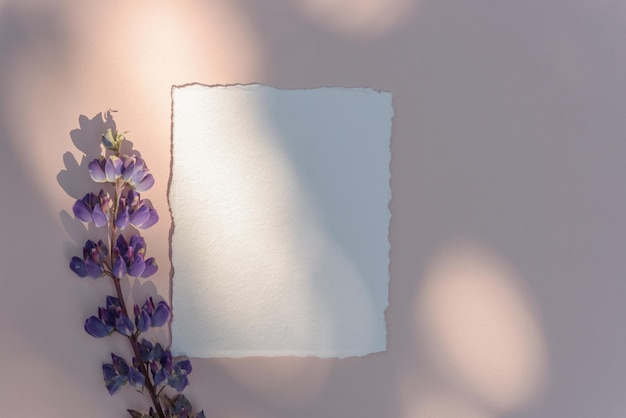 Mockup di biglietti di auguri per matrimoni con vista dall'alto piatta su uno sfondo rosa per il tuo testo