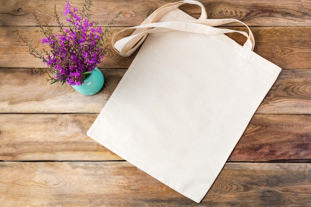 Mockup di borsa tote in tela con fiori di campo viola