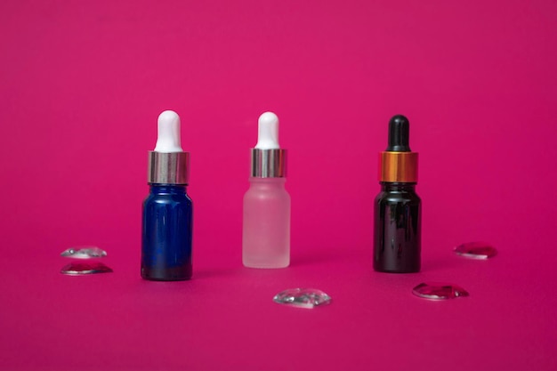 Mockup di bottiglia cosmetica con cosmetici su sfondo rosso primo piano spazio copia