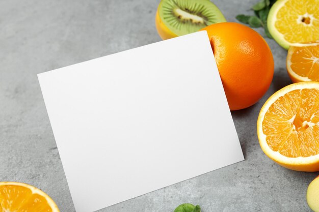 Mockup di carta bianca arricchito da frutta fresca che crea una festa visiva dal design sano e vivace