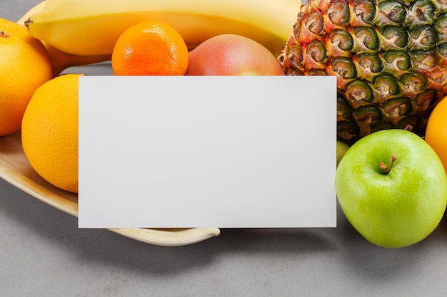 Mockup di carta bianca arricchito da frutta fresca che crea una festa visiva dal design sano e vivace