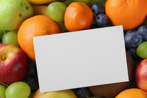 Mockup di carta bianca arricchito da frutta fresca che crea una festa visiva dal design sano e vivace