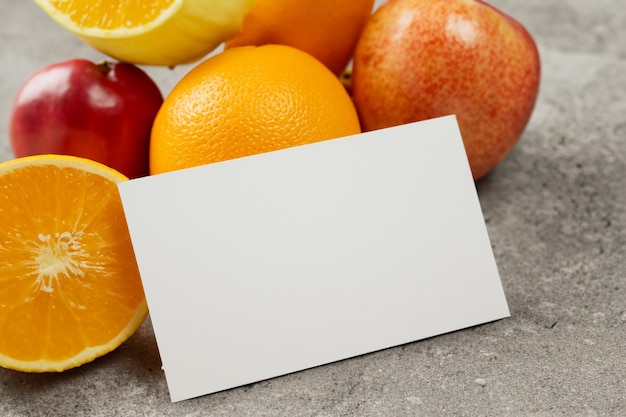 Mockup di carta bianca arricchito da frutta fresca che crea una festa visiva dal design sano e vivace