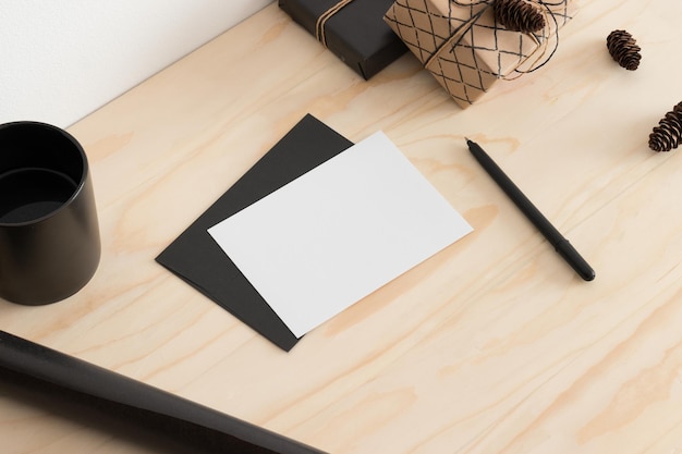 Mockup di carta bianca con decorazioni natalizie su un tavolo di legno