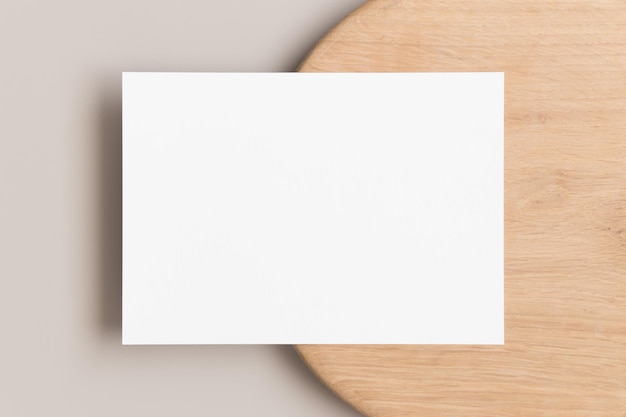 Mockup di carta bianca di invito Concetto di area di lavoro Rapporto 5x7 simile a A6 A5