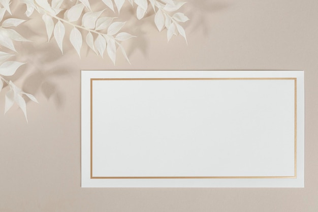 Mockup di carta bianca vuota e rami beige