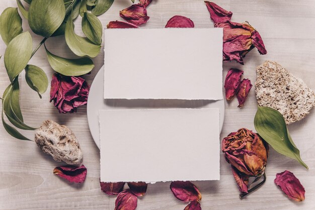 Mockup di carta di invito a nozze Foglio di carta bianco per il testo Mock up di biglietto di auguri per il giorno di San Valentino