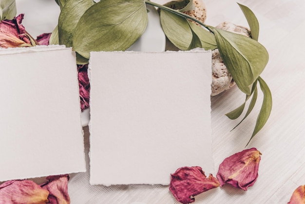 Mockup di carta di invito di fiori di nozze Foglie tropicali e sfondo di pietra Foto d'archivio in stile