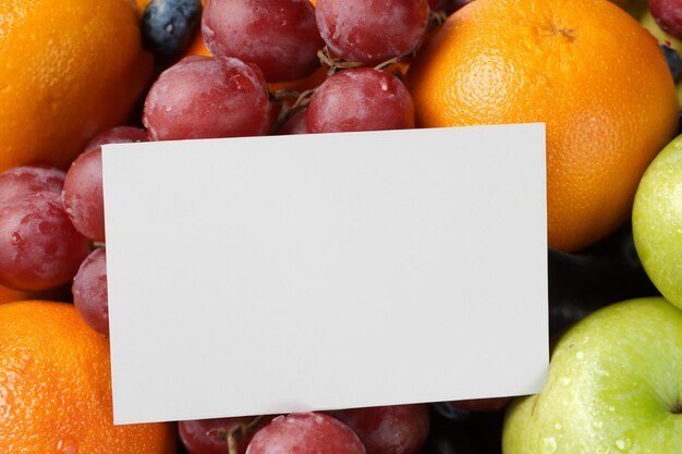 Mockup di carta e carta bianca armonizzati con frutta fresca creando una sinfonia visiva